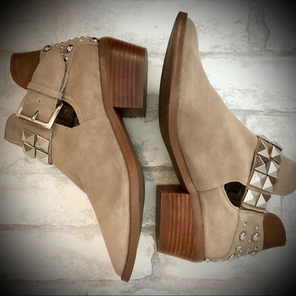 Steve Madden Zenna Tan Leather Ankle Boots w/Silver Studs - Picture 2 of 11